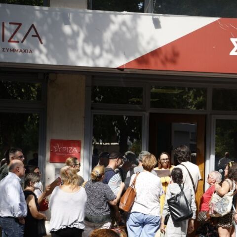 Ουρές έξω από την Κουμουνδούρου για το τετ α τετ με τον Στέφανο Κασσελάκη