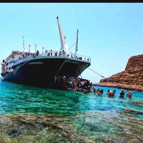 Κρήτη: Απίστευτες εικόνες με τουρίστες στο νερό μέχρι τον λαιμό για να βγουν από το πλοίο