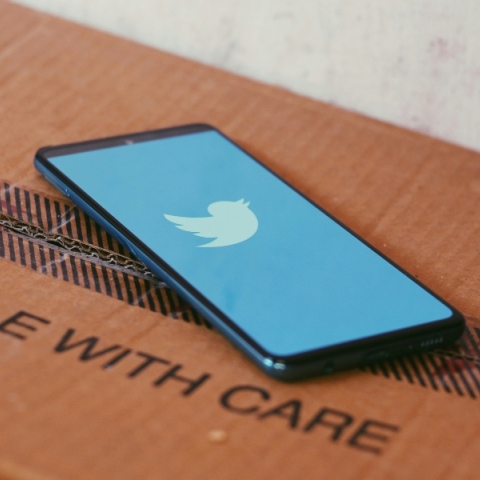 κινητο πανω σε χαρτοκουτο