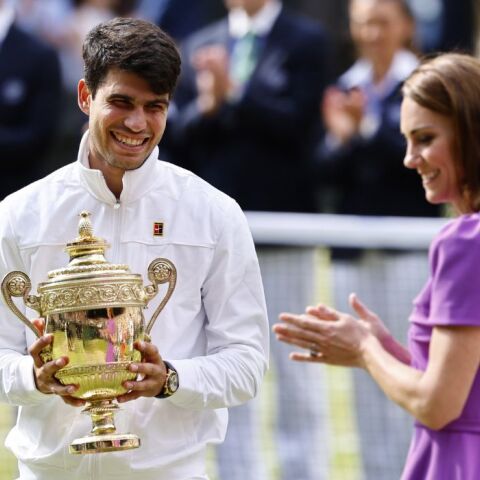 Η στιγμή που η Κέιτ Μίντλετον παραδίδει το έπαθλο του Γουίμπλεντον στον Αλκαράθ