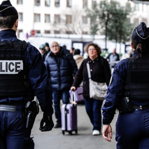 γαλλοι αστυνομικοι περιπολουν