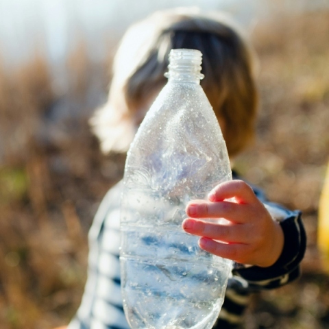 παιδι κραταει πλαστικο μπουκαλι