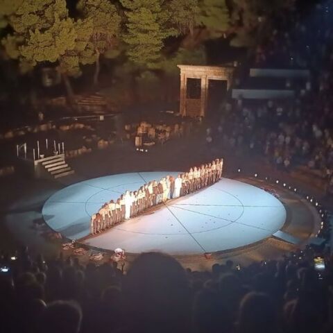 Όρθιοι οι θεατές χειροκρότησαν επί πολλά λεπτά τους συντελεστές της Ορέστειας στην Επιδαυρο 