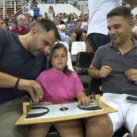 Κοριτσάκι με πρόβλημα όρασης παρακολουθεί το φιλικό της Εθνικής ομάδας κόντρα στο Πουέρτο Ρίκο (video)