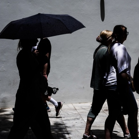 Κλοιός παρατεταμένου καύσωνα στη χώρα - 43αρια «έρχονται» την Τετάρτη