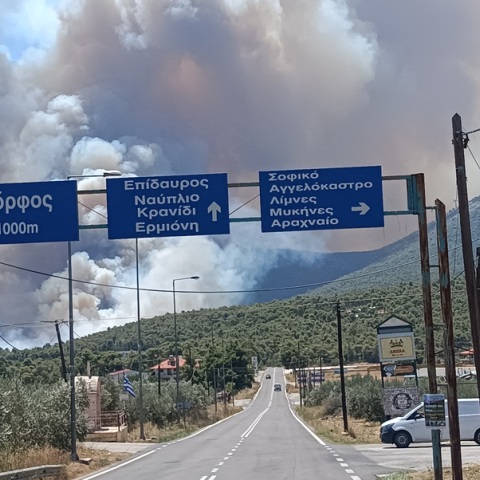 Η φωτιά στο Σοφικό Κορινθίας μαίνεται ανεξέλεγκτη - Επιχειρούν 22 εναέρια μέσα, τρεις πυροσβέστες τραυματίες