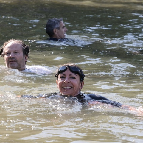 Αν Ινταλγκό: Βούτηξε στον Σηκουάνα η δήμαρχος Παρισιού