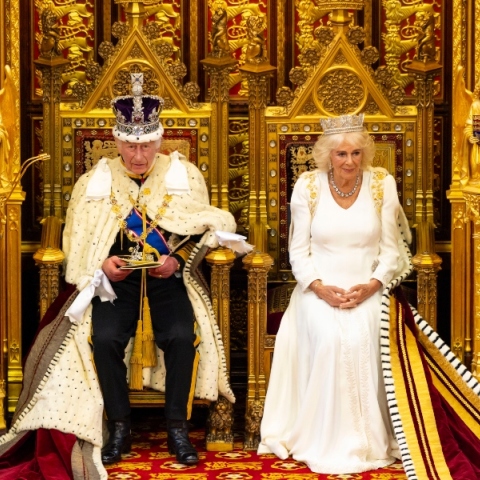 βασιλιας Καρολος και βασίλισσα Καμιλα στο θρονο