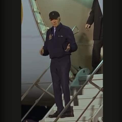 Ο Τζο Μπάιντεν κατεβαίνει με δυσκολία από το αεροπλάνο
