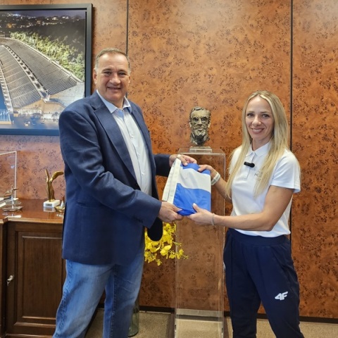 Ολυμπιακοί Αγώνες 2024: Η Αντιγόνη Ντρισμπιώτη παρέλαβε την ελληνική σημαία για την τελετή έναρξης