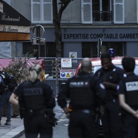 Συναγερμός στο Παρίσι: Αστυνομικός δέχθηκε επίθεση με μαχαίρι - Νεκρός ο δράστης