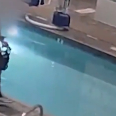 ΗΠΑ: 58χρονη πνίγηκε σε πισίνα όταν οι άλλοι λουόμενοι απλά αδιαφορούσαν (Βίντεο)