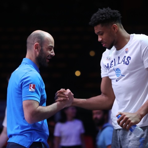 «Σπανούλης και Αντετοκούνμπο ενώνουν τις δυνάμεις τους για το Ολυμπιακό βάθρο» αναφέρει η FIBA