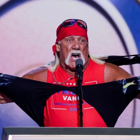 Ο Χαλκ Χόγκαν σκίζει τα ρούχα του