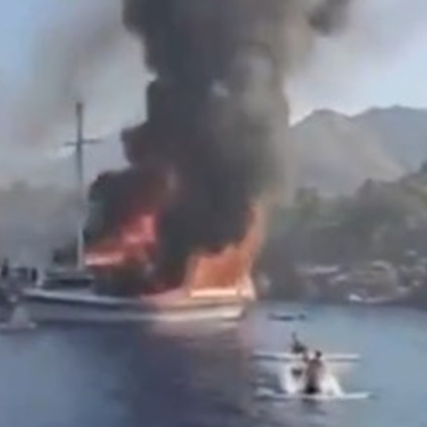 Τουρκία: Στις φλόγες τουριστικό σκάφος στον Μαρμαρά με 110 άτομα - Αγώνας για τη διάσωση των 110 επιβατών