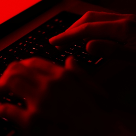 2 χερια, πληκτρολογιο