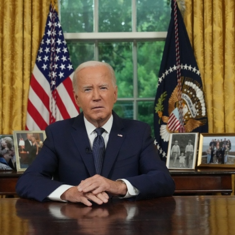 Αποσύρεται από την προεδρική κούρσα ο Τζο Μπάιντεν