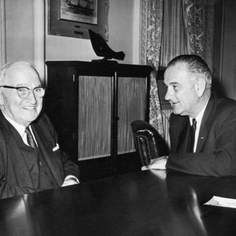 Mπάιντεν: Γιατί η αποχώρηση του δεν μοιάζει με των Τζόνσον και Τρούμαν;