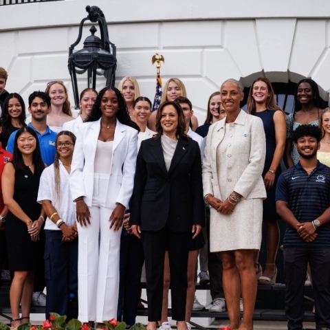 η Κάμαλα Χάρις αναμεσα σε πληθος κοσμου