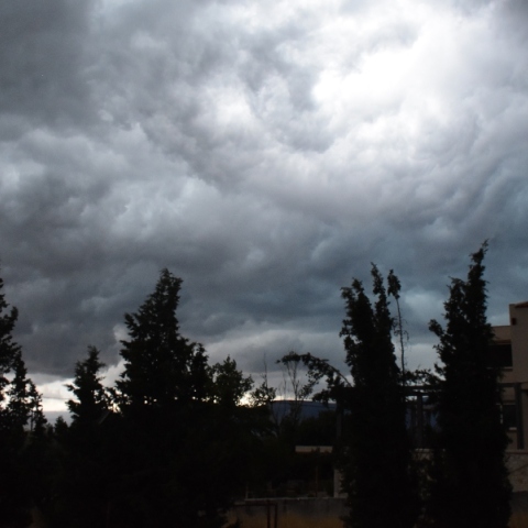 συννεφα, δεντρα, πολυκατοκιες