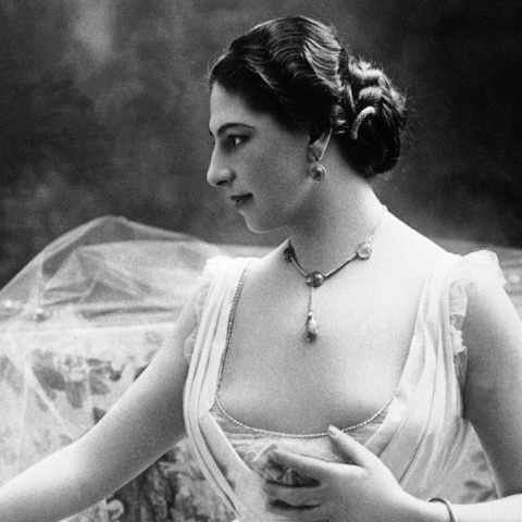 Σαν σήμερα, καταδικάζεται σε θάνατο η Μάτα Χάρι