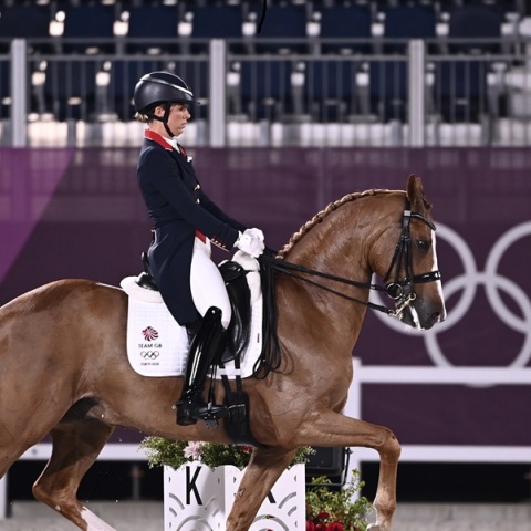 Η Σαρλότ Ντιζαρντέν αποσύρεται από τους Ολυμπιακούς Αγώνες μετά το βίντεο που κακοποιεί το άλογό της