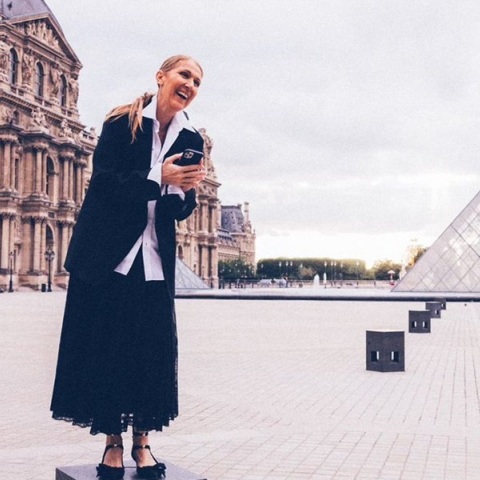 Βόλτα στο Λούβρο για την Σελίν Ντιόν λίγο πριν την τελετή έναρξης των Ολυμπιακών Αγώνων