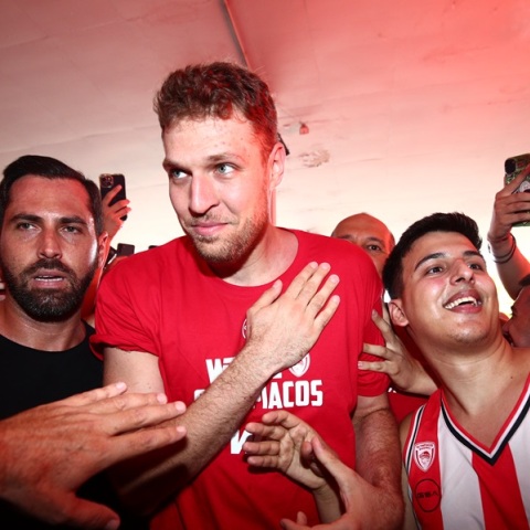 Σάσα Βεζένκοφ: Πανζουρλισμός κατά την επιστροφή του στο ΣΕΦ για τον Ολυμπιακό