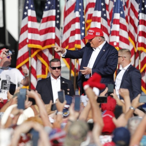 Απόπειρα δολοφονίας Ντόναλντ Τραμπ: «Δεν είμαστε σίγουροι αν τον χτύπησε σφαίρα ή θραύσμα» λέει το FBI