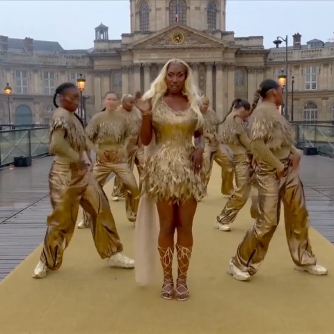 Ολυμπιακοί Αγώνες 2024: Η Aya Nakamura ξεσήκωσε το Παρίσι εν μέσω βροχής