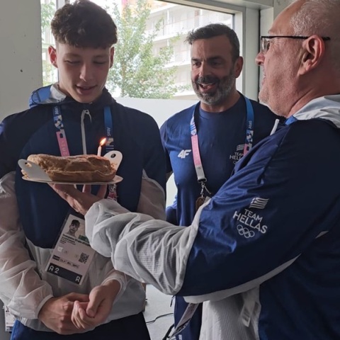 Ο Βαγγέλης Ντούμας γιόρτασε τα 16α γενέθλιά του στην τελετή έναρξης στο Παρίσι 