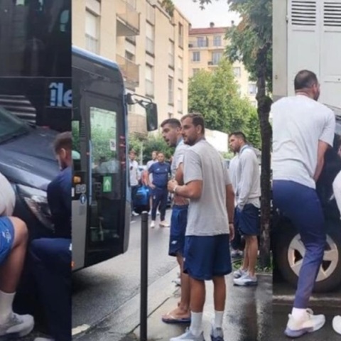 Ολυμπιακοί Αγώνες 2024: Η Εθνική πόλο ανδρών σήκωσε αυτοκίνητο για να περάσει το λεωφορείο