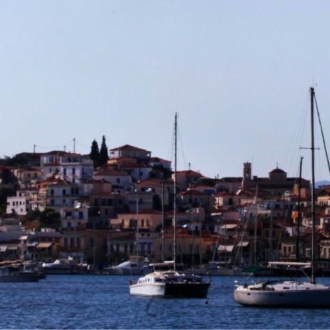 Το λιμάνι και η πόλη του Πόρου