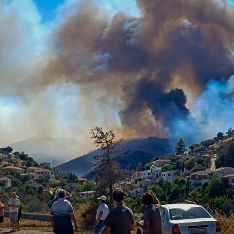 Τεράστια μάχη με τις φλόγες στην Εύβοια: Εκκενώθηκαν οικισμοί - Τραυματίστηκε πυροσβέστης