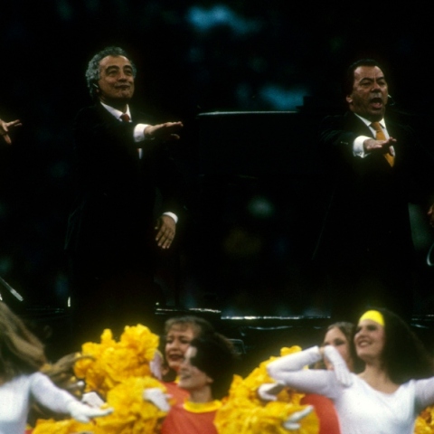 Οι Los Del Rio ερμηνεύουν το Μακαρένα κατά τη διάρκεια του Super Bowl XXXI στις 26 Ιανουαρίου 1997 στη Νέα Ορλεάνη