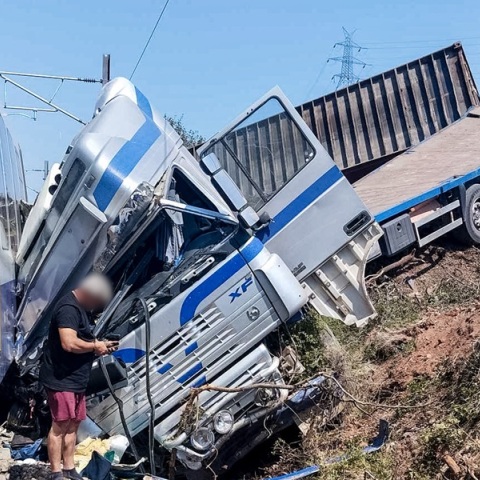Αυλίδα: Τρεις τραυματίες από τη σύγκρουση φορτηγού με τρένο με 130 επιβάτες
