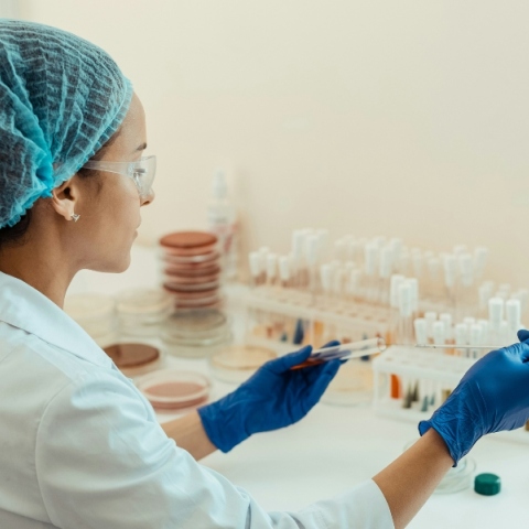 μικροβιολογος κραταει φυαλιδιο