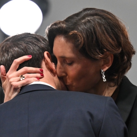 Η Γαλλίδα υπουργός Αθλητισμού Oudéa-Castéra  φιλάει τον Γάλλο Πρόεδρο, Εμανουέλ Μακρόν 