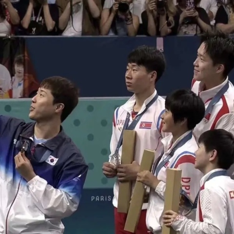 Οι έξι αθλητές του πινγκ πονγκ από Κίνα, Νότια και Βόρεια Κορέα μαζί σε μια ιστορική φωτογραφία