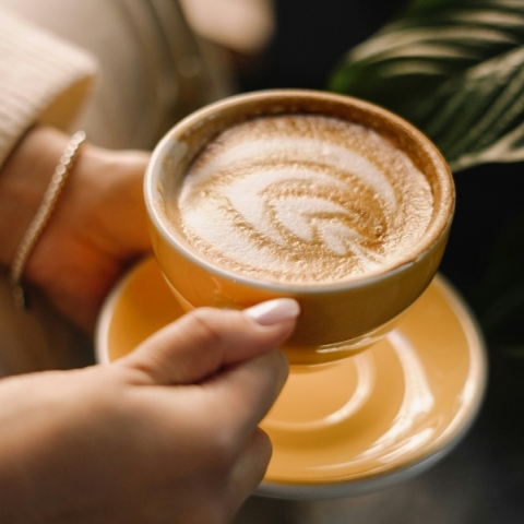 2 χερια κραταν φλυτζανι με καφε