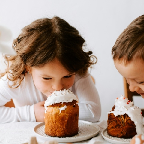 2 παιδια τρωνε τουρτα