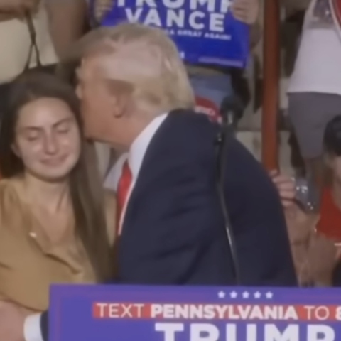 o Ντόναλντ Τραμπ φιλάει γυναικα