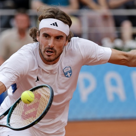 Ο Τσιτσιπάς πάλεψε αλλά αποκλείστηκε από τον Τζόκοβιτς στους «8» του μονού