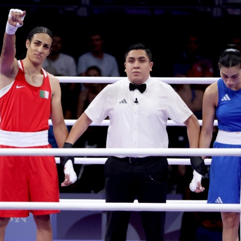 2  αθλητριες πυγμαχιας, διαιτητης