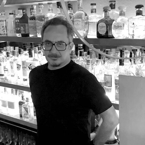 Γιάννης Ευθυμιάδης: Dark low fi όνειρα με μελαγχολικές κιθάρες και πιάνο