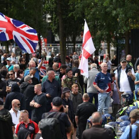 Βρετανία: Ταραχές στις αντιμεταναστευτικές και αντιισλαμικές διαδηλώσεις