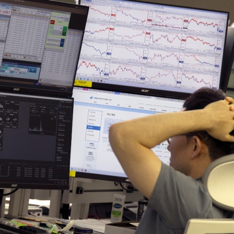 χρηματιστήριο, οθονες υπολογιστων, υπαλληλος καθισμενος