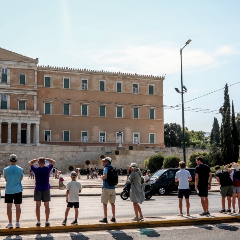 τουριστες μπροστα στη Βουλη