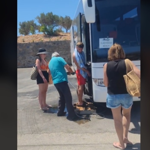 οδηγος λεωφορείου πλένει τουρίστες πριν επιβιβαστούν