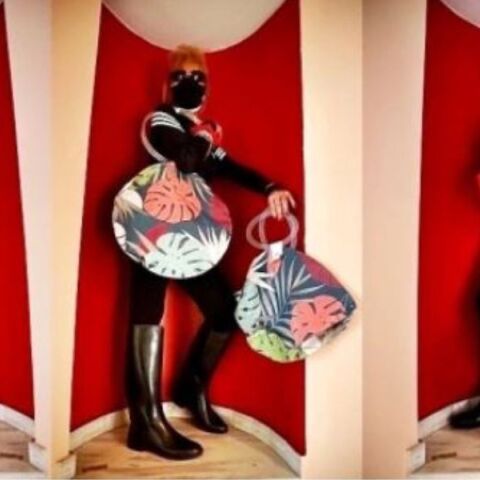 Η Έβελυν Σιούπη είχε ποζάρει με τις τσάντες που έφτιαχνε τον καιρό των lockdown 